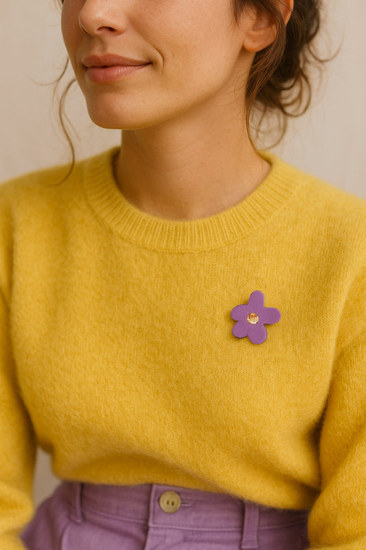 BARCELONE - pin's fleur en cuir violet et noisettes