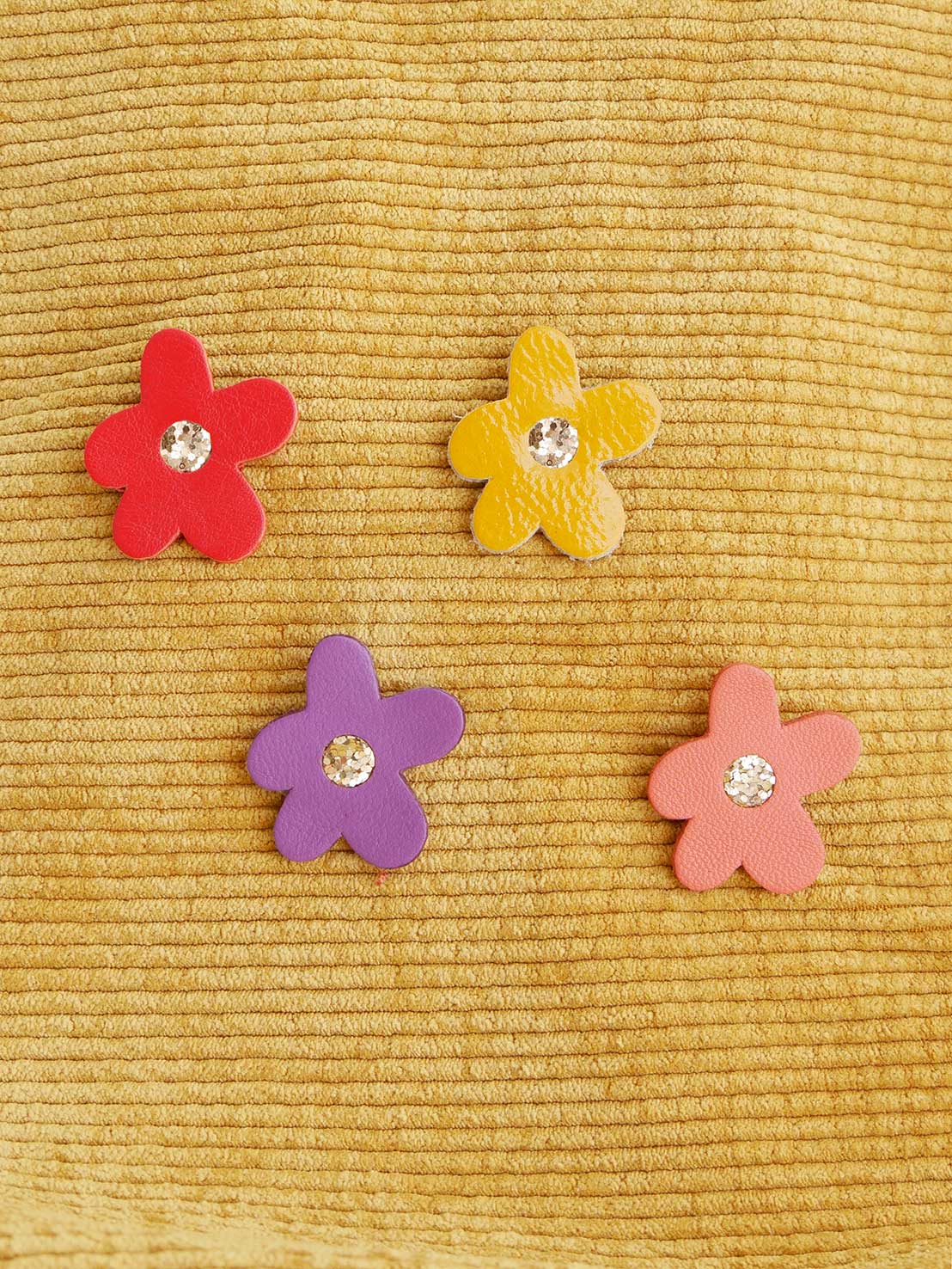 BARCELONE - pin's fleur en cuir et paillettes