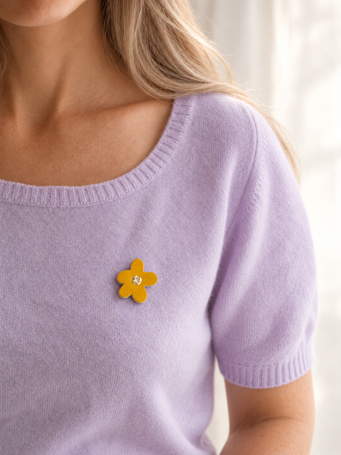 BARCELONE - pin's fleur en cuir et paillettes