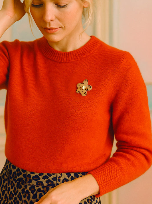 Barcelone - pin's fleur en cuir léopard et or