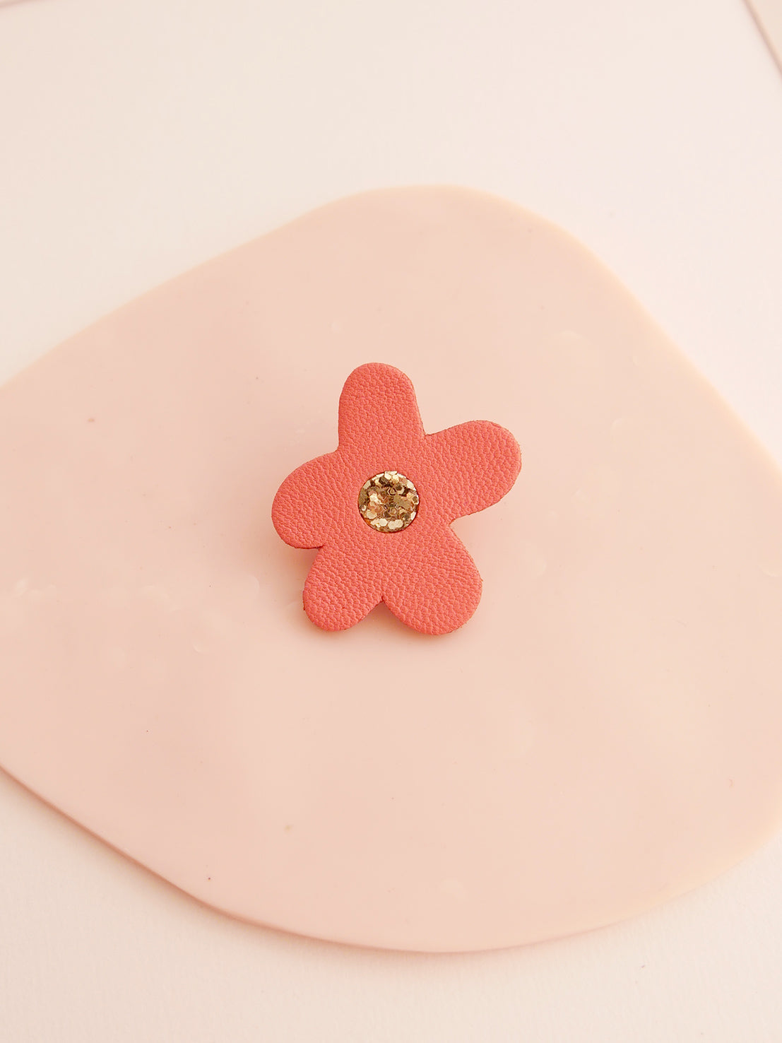 BARCELONE - pin's fleur en cuir et paillettes