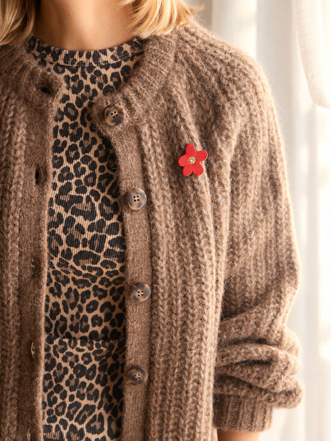 BARCELONE - pin's fleur en cuir et paillettes