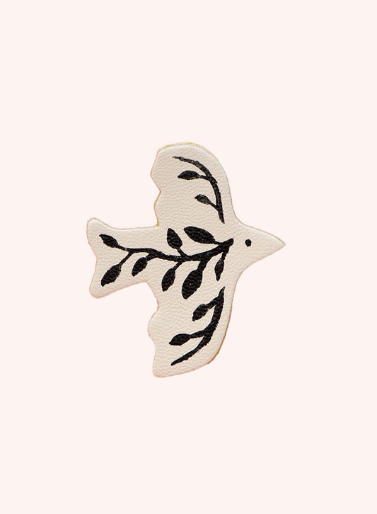 L'envolée - pin's oiseau en cuir