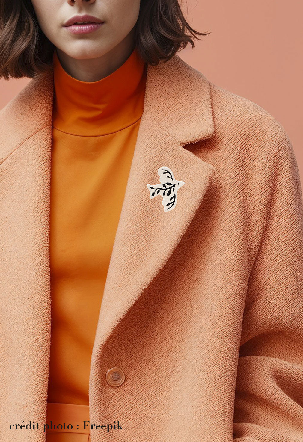 L'envolée - pin's oiseau en cuir rose