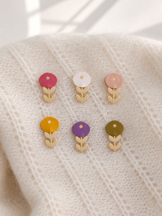 Ravissante petit pin's fleur en cuir