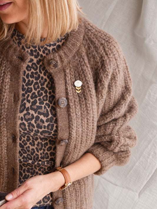Ravissante petit pin's fleur en cuir