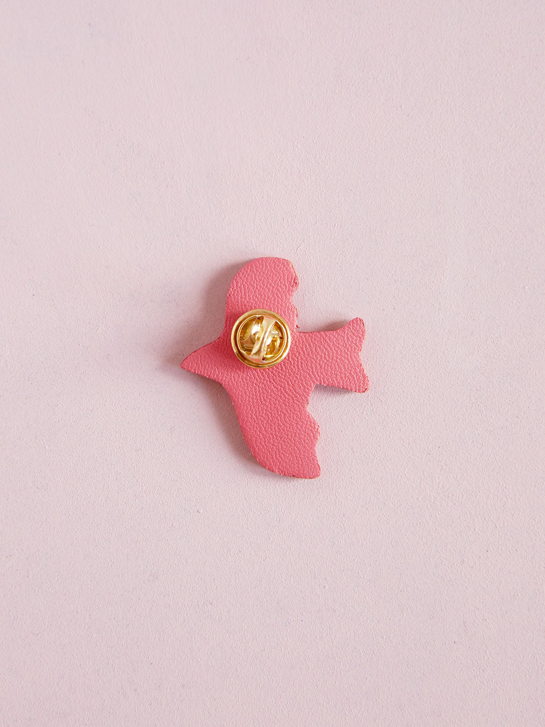 L'envolée - pin's oiseau en cuir rose