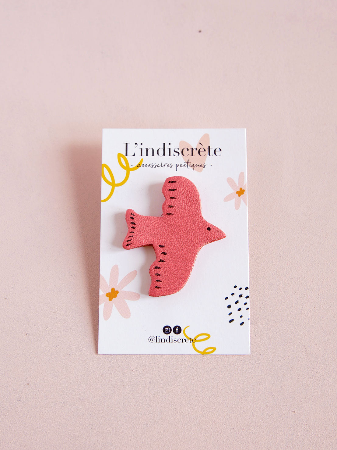 L'envolée - pin's oiseau en cuir rose