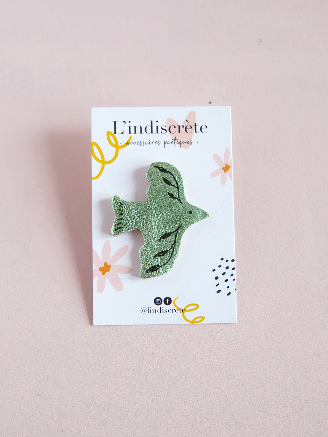 L'envolée - pin's oiseau en cuir vert brillant