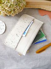 Charger l&#39;image dans la galerie, Pochette en cuir blanc craie moucheté noir - P81