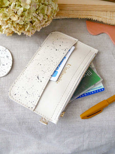 Pochette en cuir blanc craie moucheté noir - P81