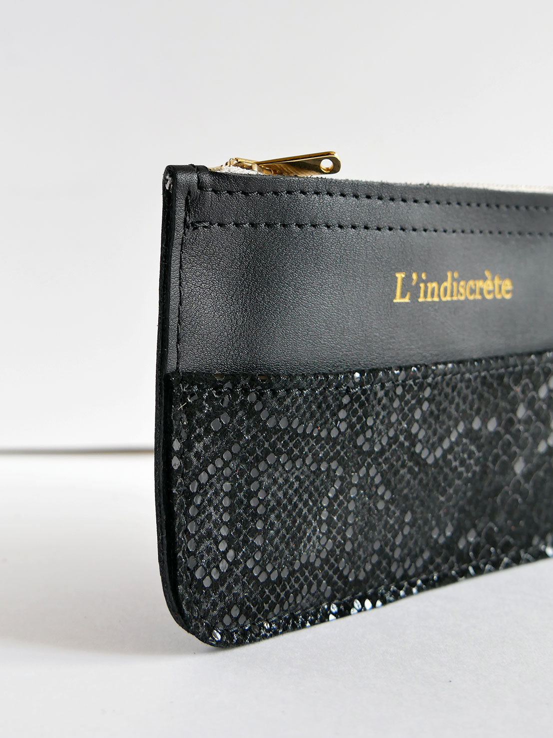 Pochette en cuir noir lisse et brillant- P115