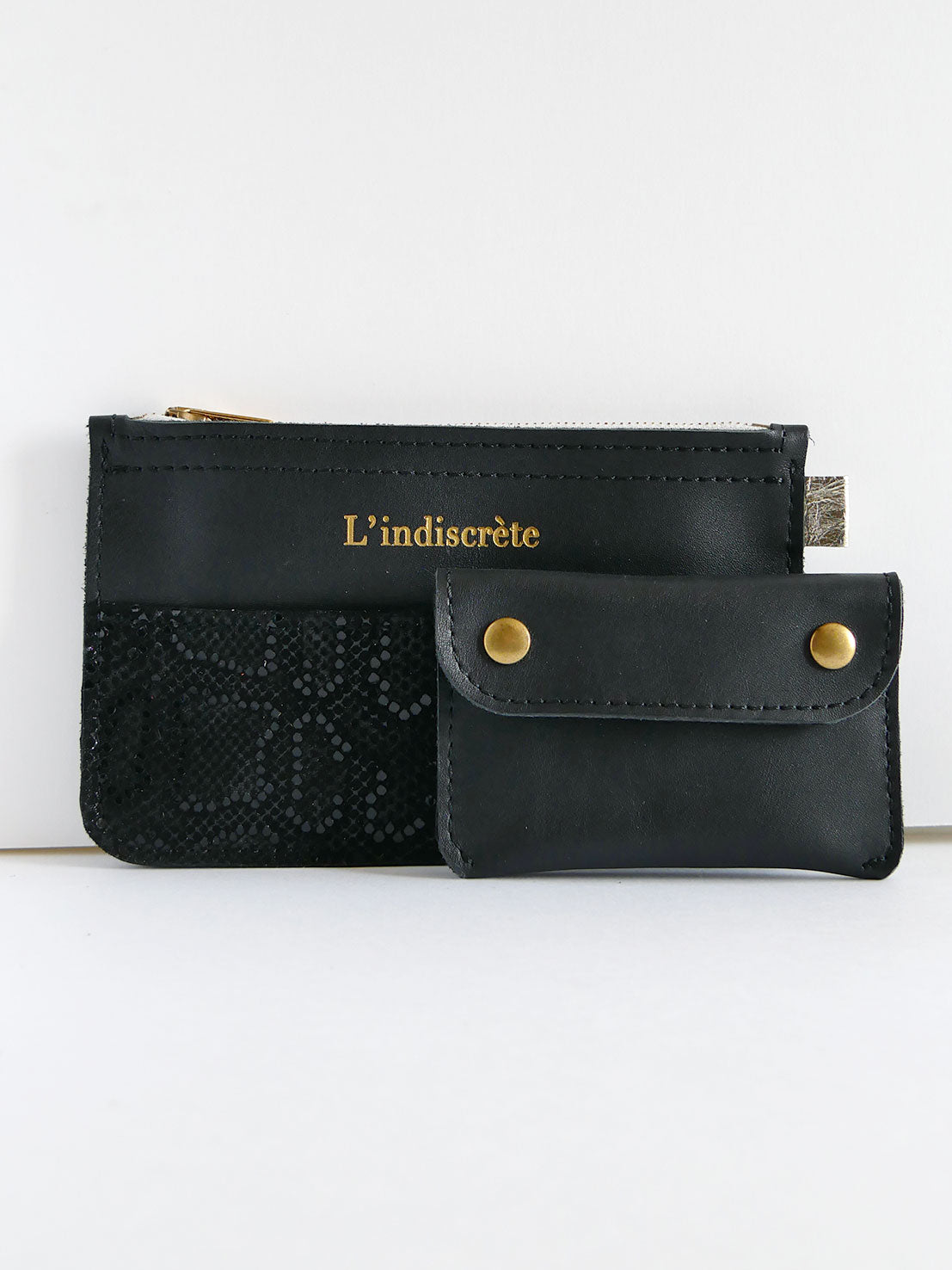 Pochette en cuir noir lisse et brillant- P115