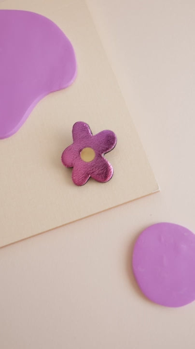 Barcelone - pin's fleur en cuir violet disco