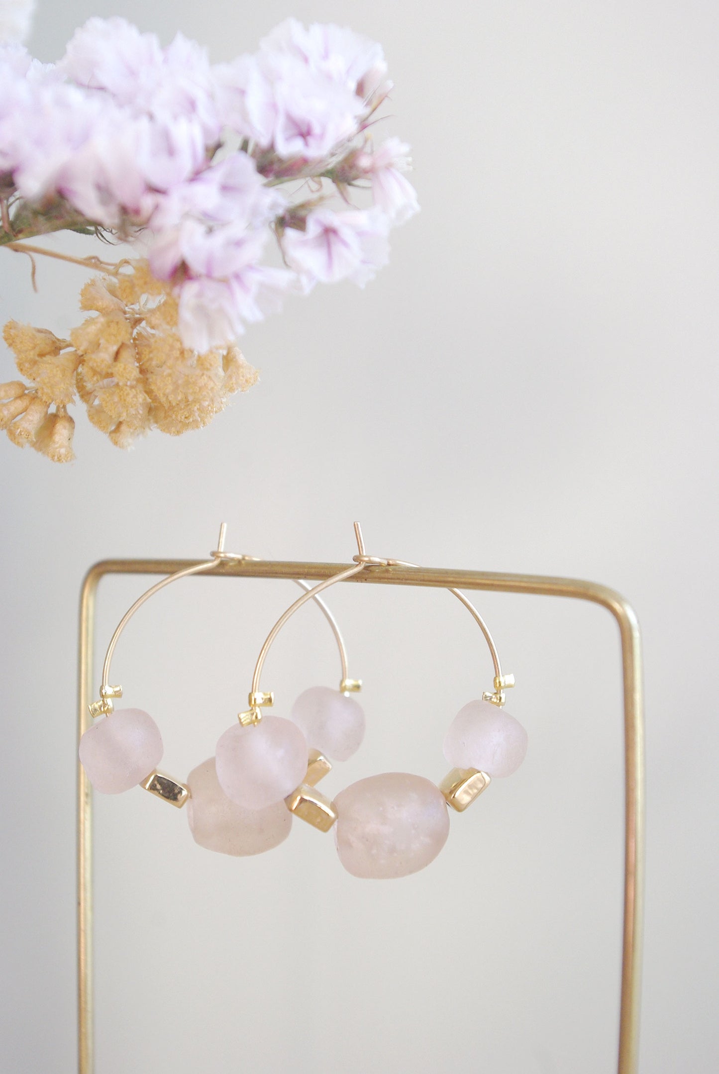 Créoles en perles de verre roses et or