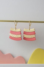 Charger l&#39;image dans la galerie, Cadix - Boucle d&#39;oreilles en cuir rose pêche et or