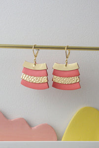 Cadix - Boucle d'oreilles en cuir rose pêche et or