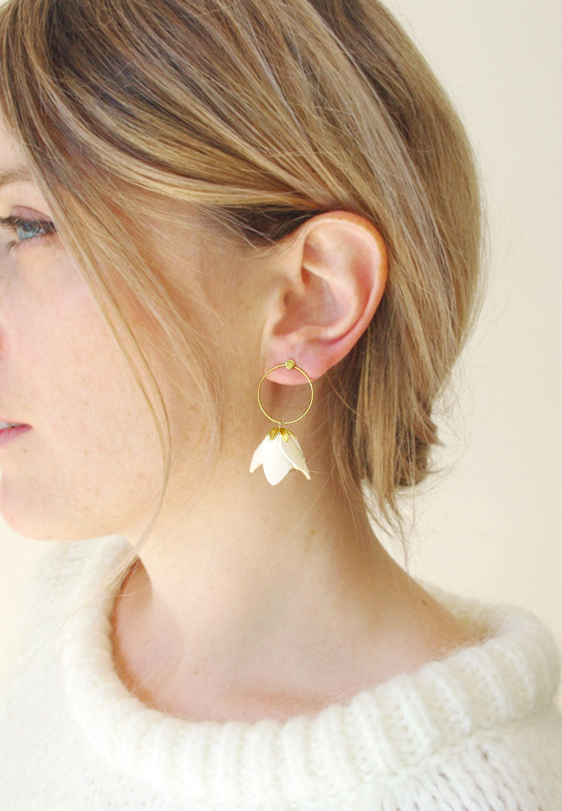 Kyoto - Délicates boucles d'oreilles fleuries en cuir blanc et or