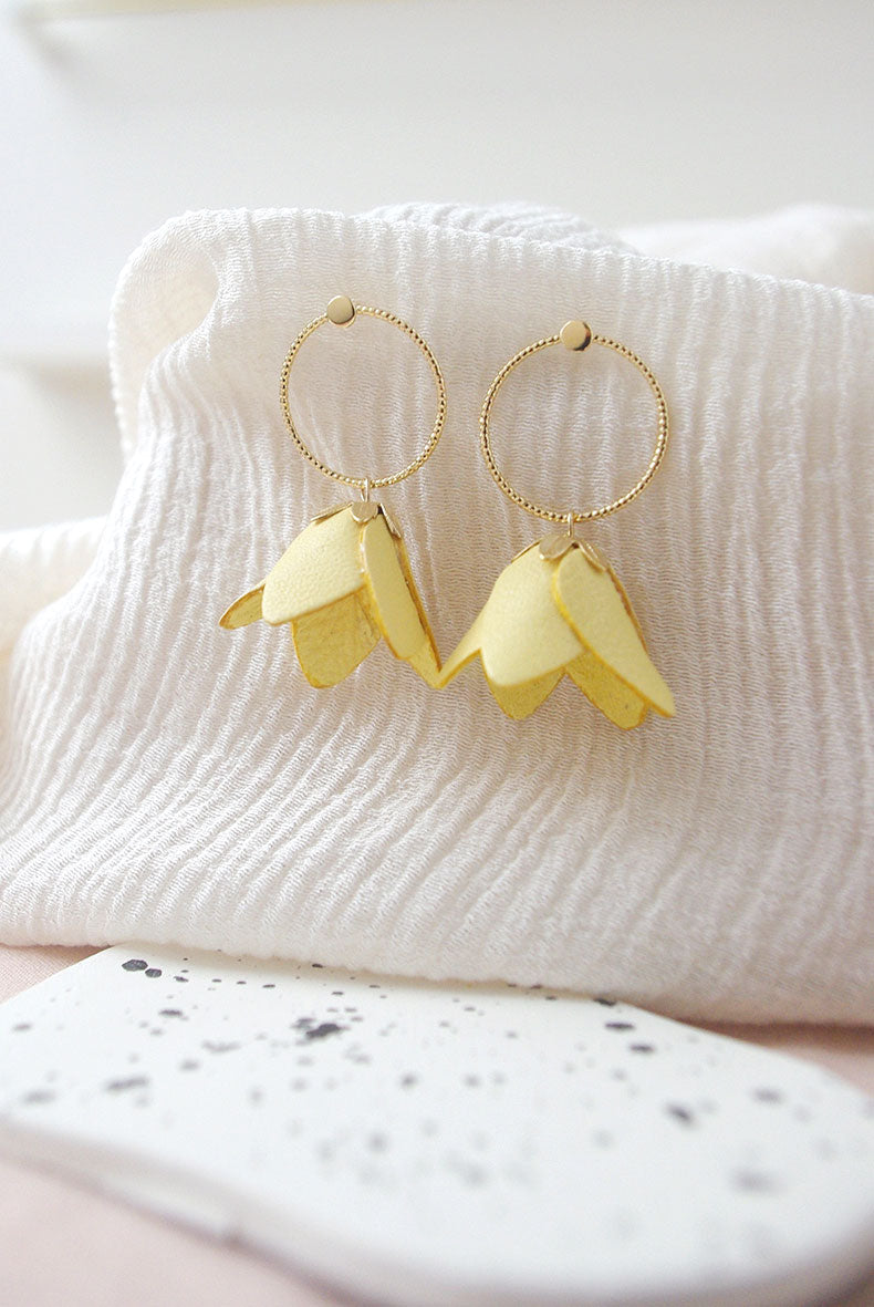 Kyoto - Délicates boucles d'oreilles fleuries en cuir jaune et or