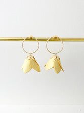 Charger l&#39;image dans la galerie, Kyoto - Délicates boucles d&#39;oreilles fleuries en cuir jaune et or