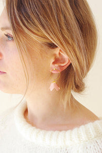 Kyoto - Délicates boucles d'oreilles fleuries en cuir rose et or
