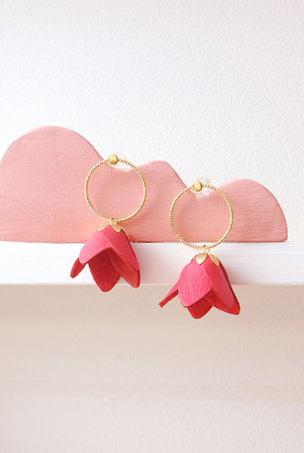 Kyoto - Délicates boucles d'oreilles fleuries en cuir rouge corail et or