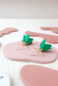 Kyoto - Délicates boucles d'oreilles fleuries en cuir vert vif et or