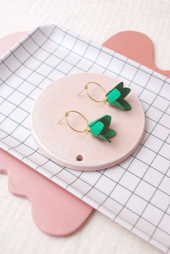 Kyoto - Délicates boucles d'oreilles fleuries en cuir vert vif et or