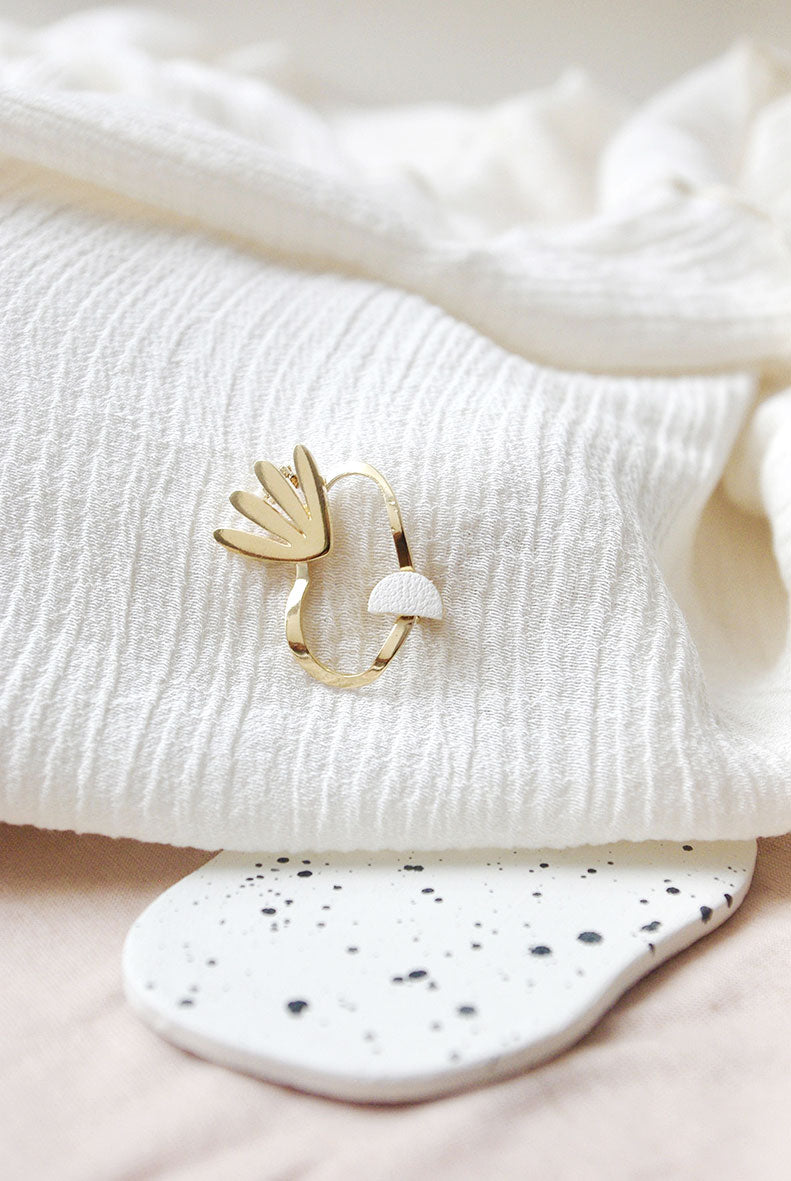 NAMI - Broche Nami en cuir blanc
