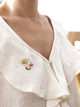 Charger l&#39;image dans la galerie, NAMI - Broche Nami en cuir rose fuchsia