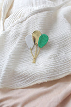 Charger l&#39;image dans la galerie, Les ballons - Broche ballons en cuir vert prairie et or