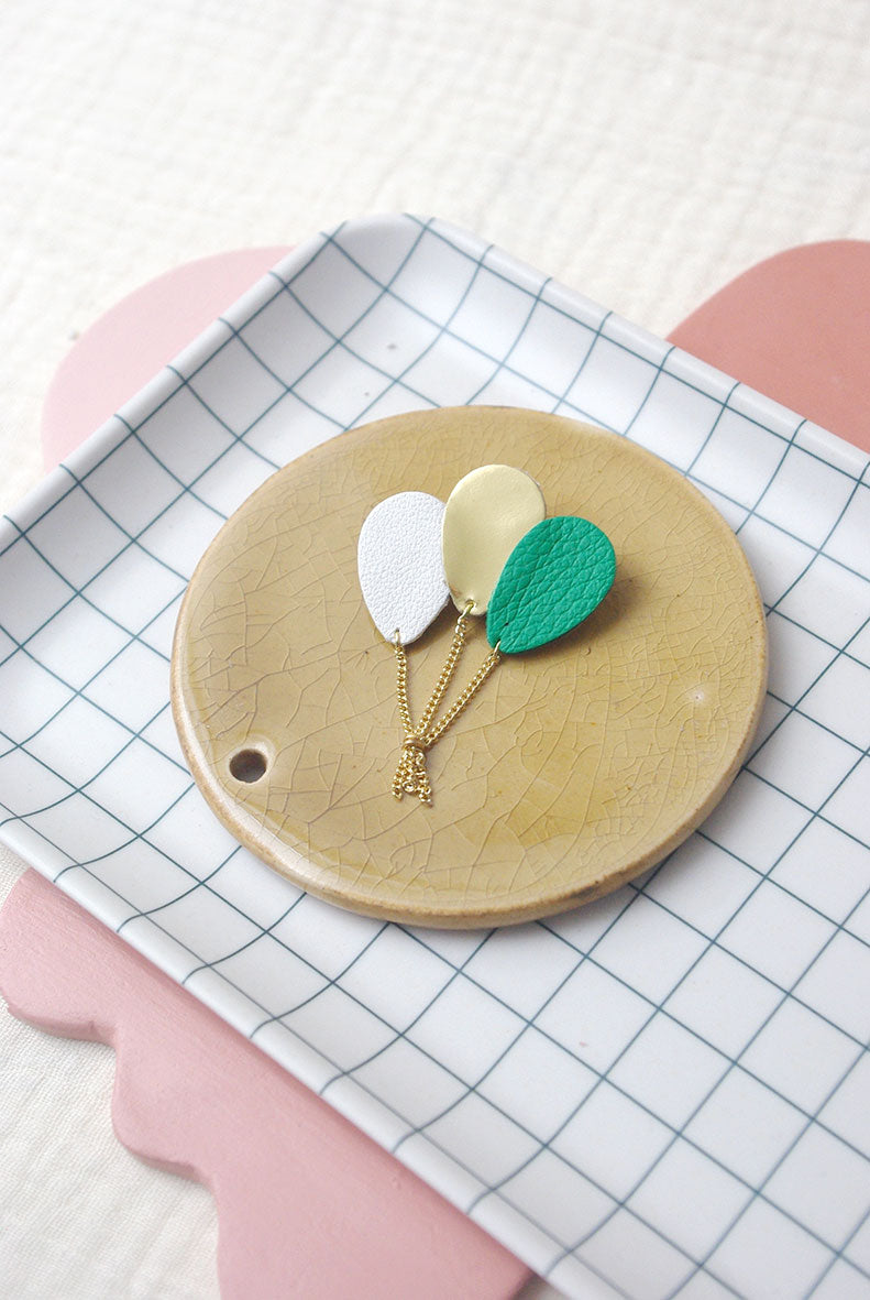 Les ballons - Broche ballons en cuir vert prairie et or