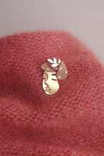 Charger l&#39;image dans la galerie, La Rêveuse - broche demoiselle dorée en cuir bois de rose