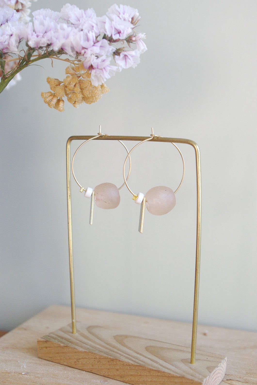 Créoles graphiques en perles de verre roses et or