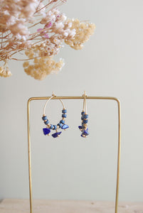 Créoles en perles bleues et lapis-lazuli