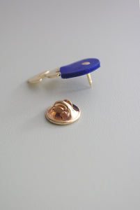 Ravissant petit pin's fleur en cuir bleu Klein et or
