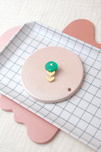 Charger l&#39;image dans la galerie, Ravissant petit pin&#39;s fleur en cuir vert vif et or