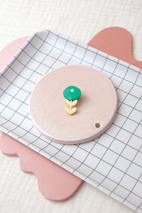 Ravissant petit pin's fleur en cuir vert vif et or