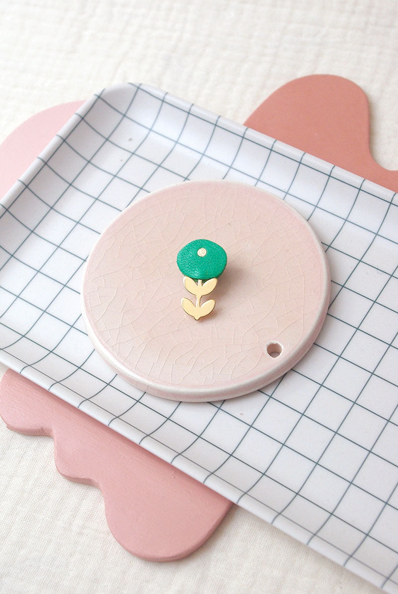 Ravissant petit pin's fleur en cuir vert vif et or