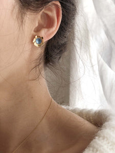 Puces d'oreilles Pivoines en cuir bleu métallisé et or