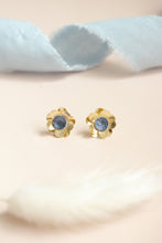 Charger l&#39;image dans la galerie, Puces d&#39;oreilles Pivoines en cuir bleu métallisé et or