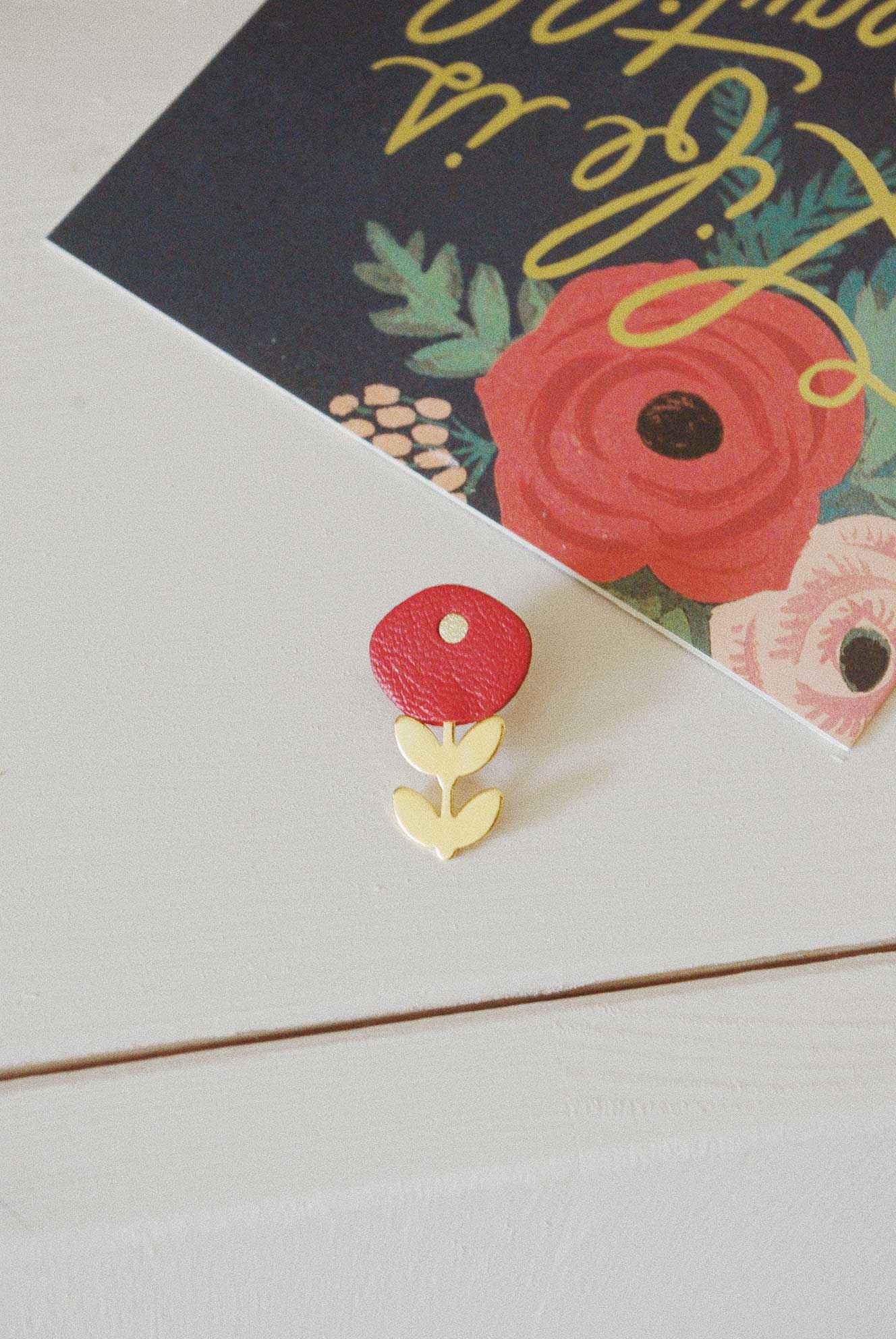 Ravissant petit pin's fleur en cuir rouge et or